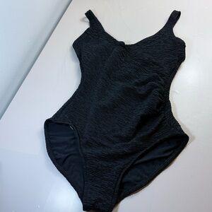 Classic Black One-Piece Swimsuit with Scoop Neckline‎